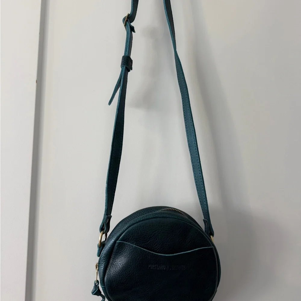 Portland Leather Lagoon/Teal Round Crossbody Bag NWOT - Picture 3 of 4